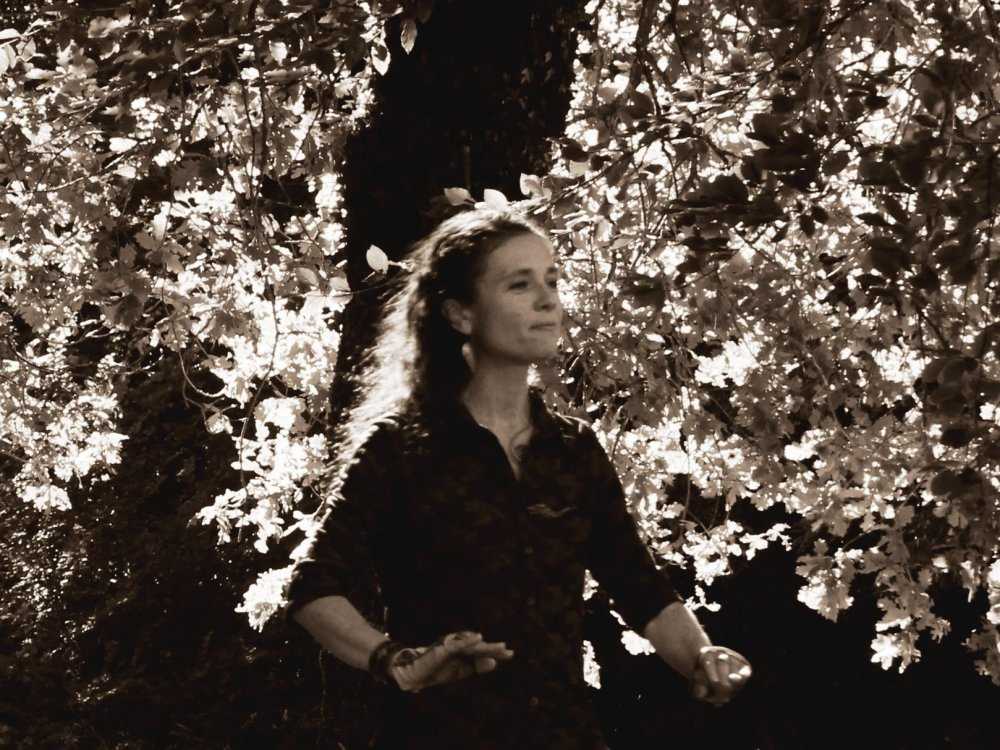 Katia Bessette à la Fontaine de Barenton